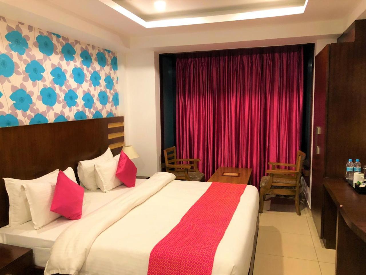 Hotel Sgt Plaza Varanasi Exterior photo