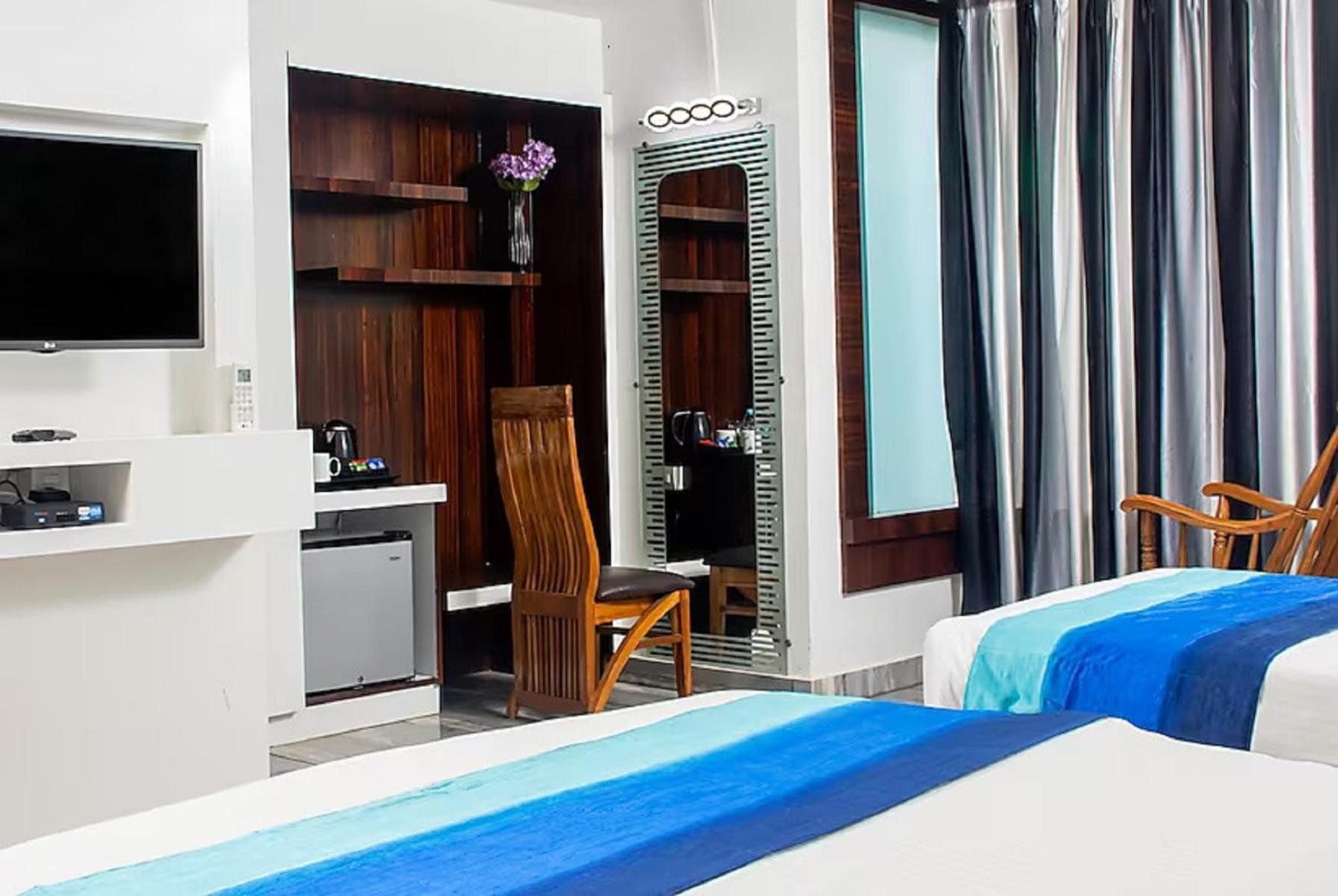 Hotel Sgt Plaza Varanasi Exterior photo