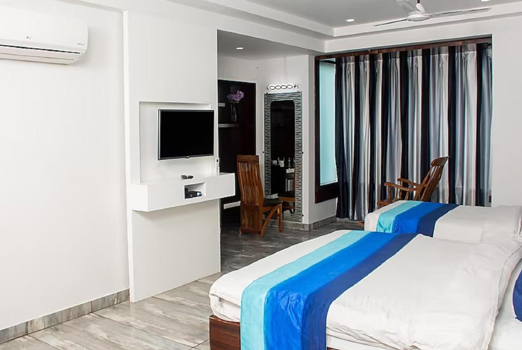 Hotel Sgt Plaza Varanasi Exterior photo
