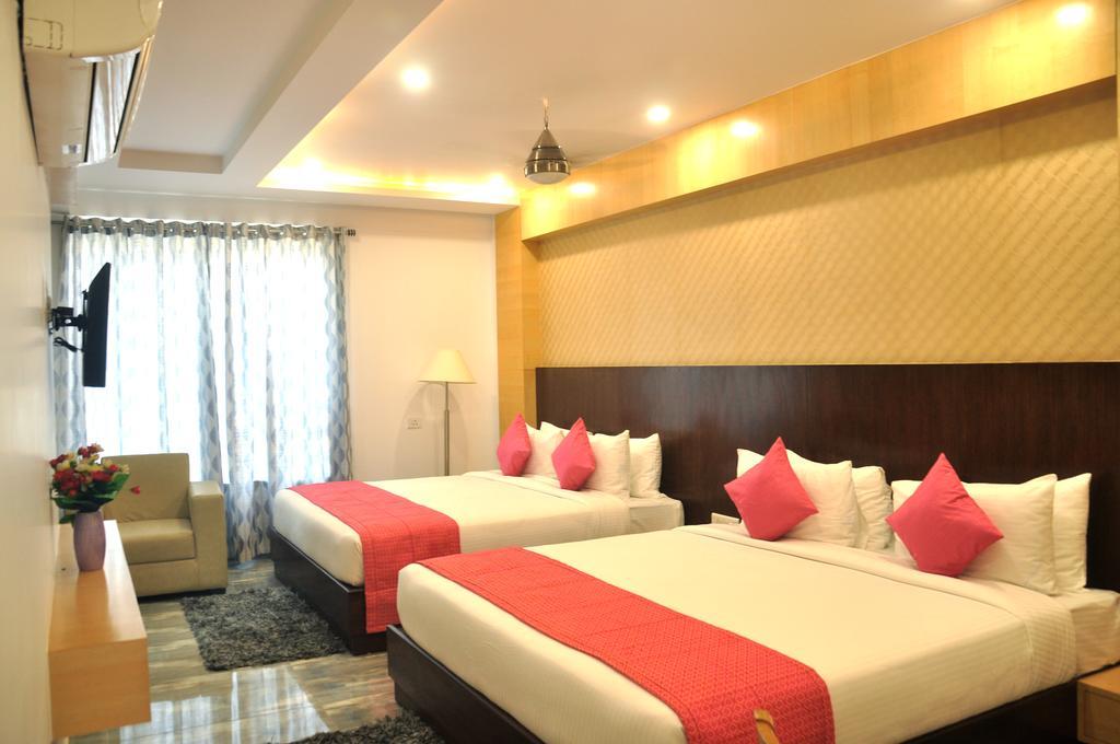 Hotel Sgt Plaza Varanasi Exterior photo