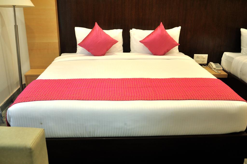 Hotel Sgt Plaza Varanasi Exterior photo