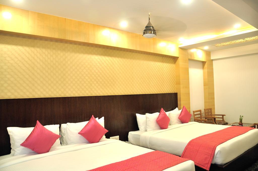 Hotel Sgt Plaza Varanasi Exterior photo