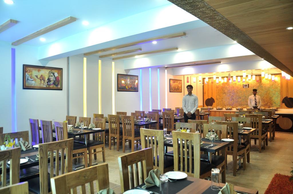 Hotel Sgt Plaza Varanasi Exterior photo
