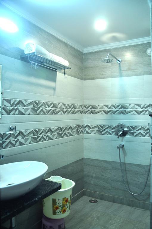 Hotel Sgt Plaza Varanasi Exterior photo