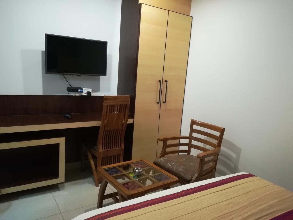 Hotel Sgt Plaza Varanasi Exterior photo
