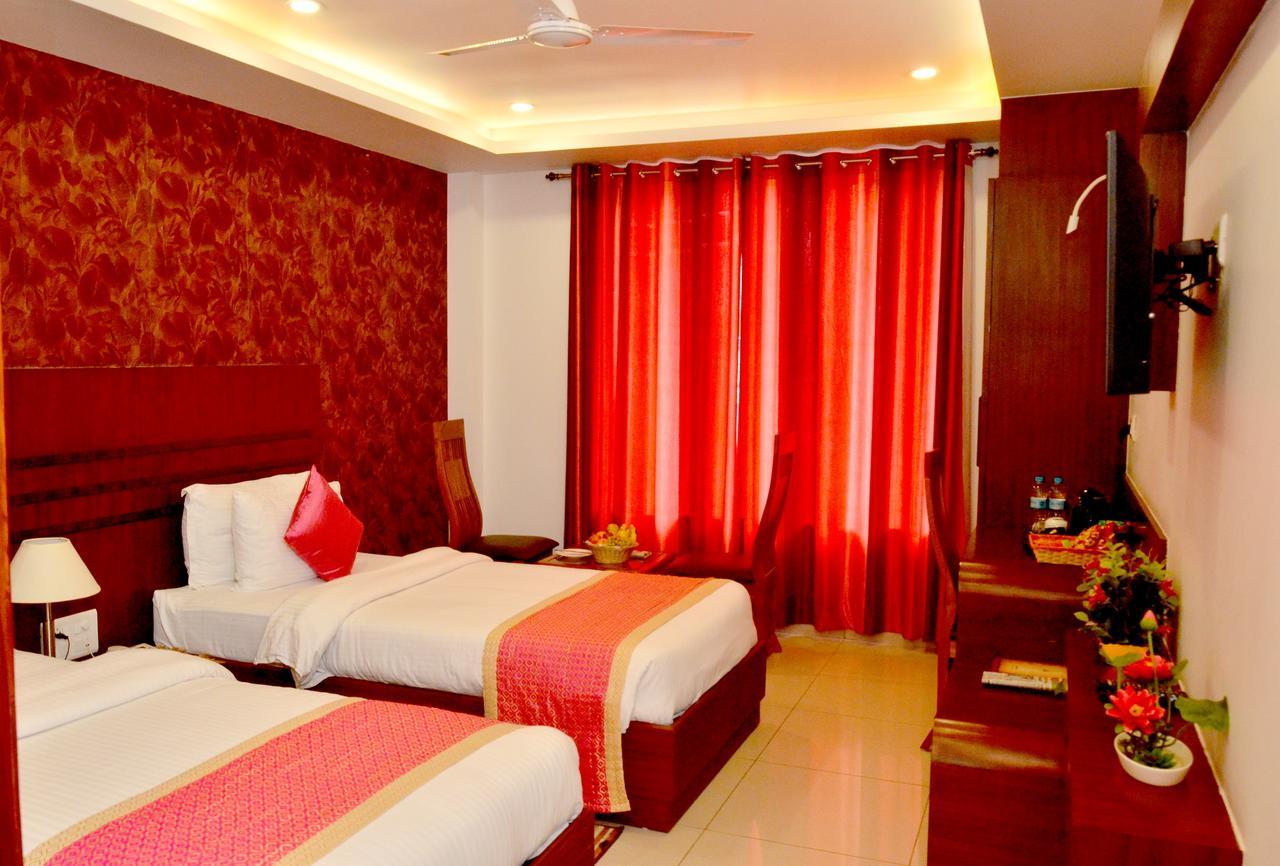 Hotel Sgt Plaza Varanasi Exterior photo