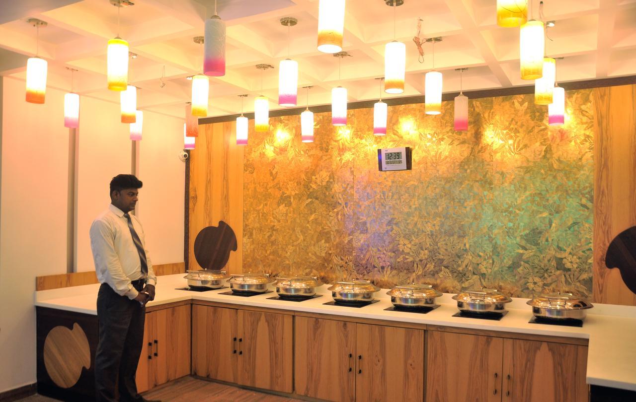 Hotel Sgt Plaza Varanasi Exterior photo
